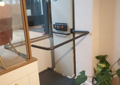 Instalación Elevador vertical en Barberia de Barcelona